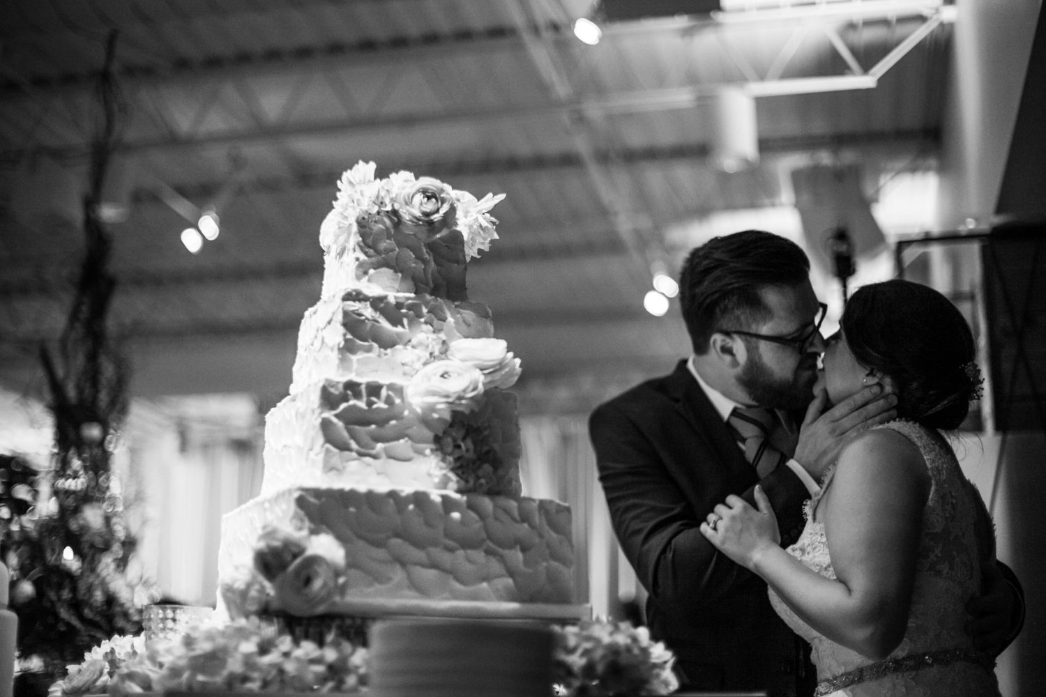 cut wedding cake