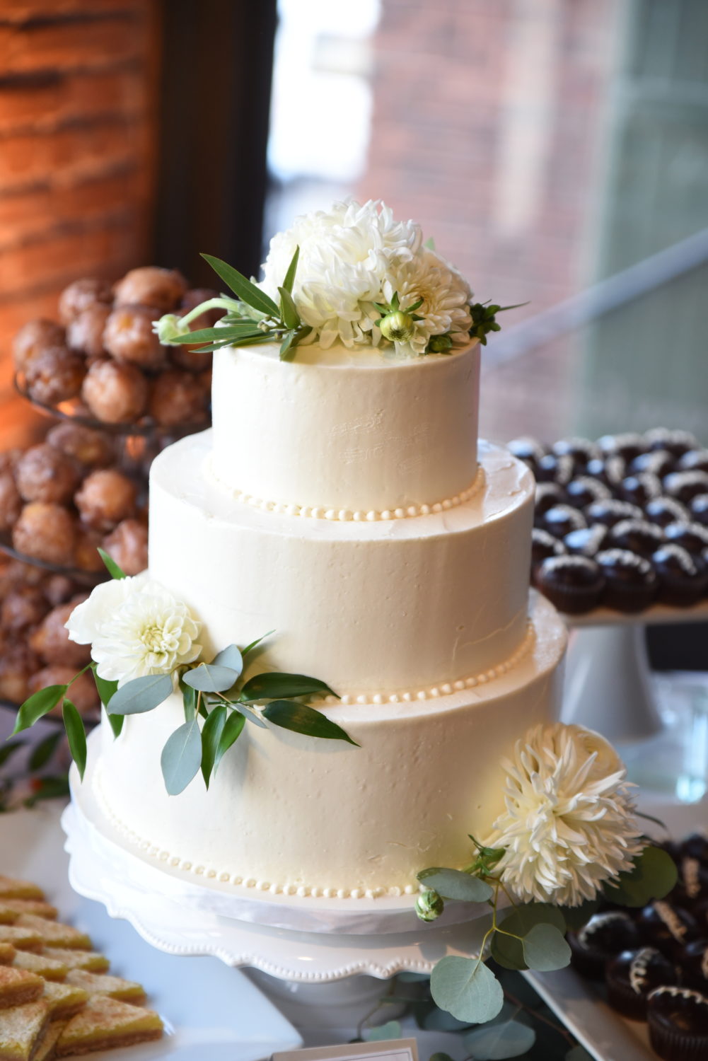 natural ivory wedding cake